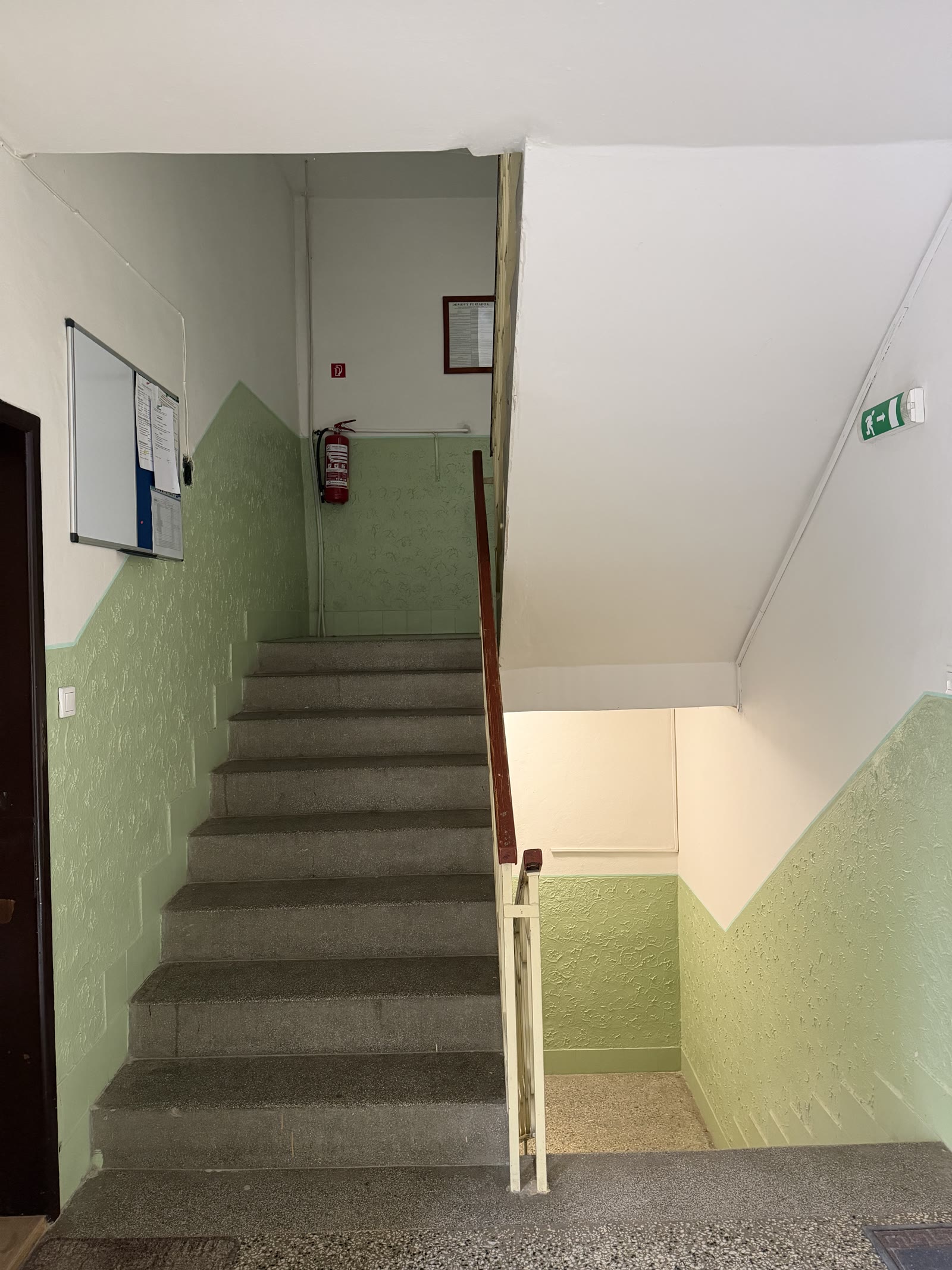 Čisté spoločné schodisko