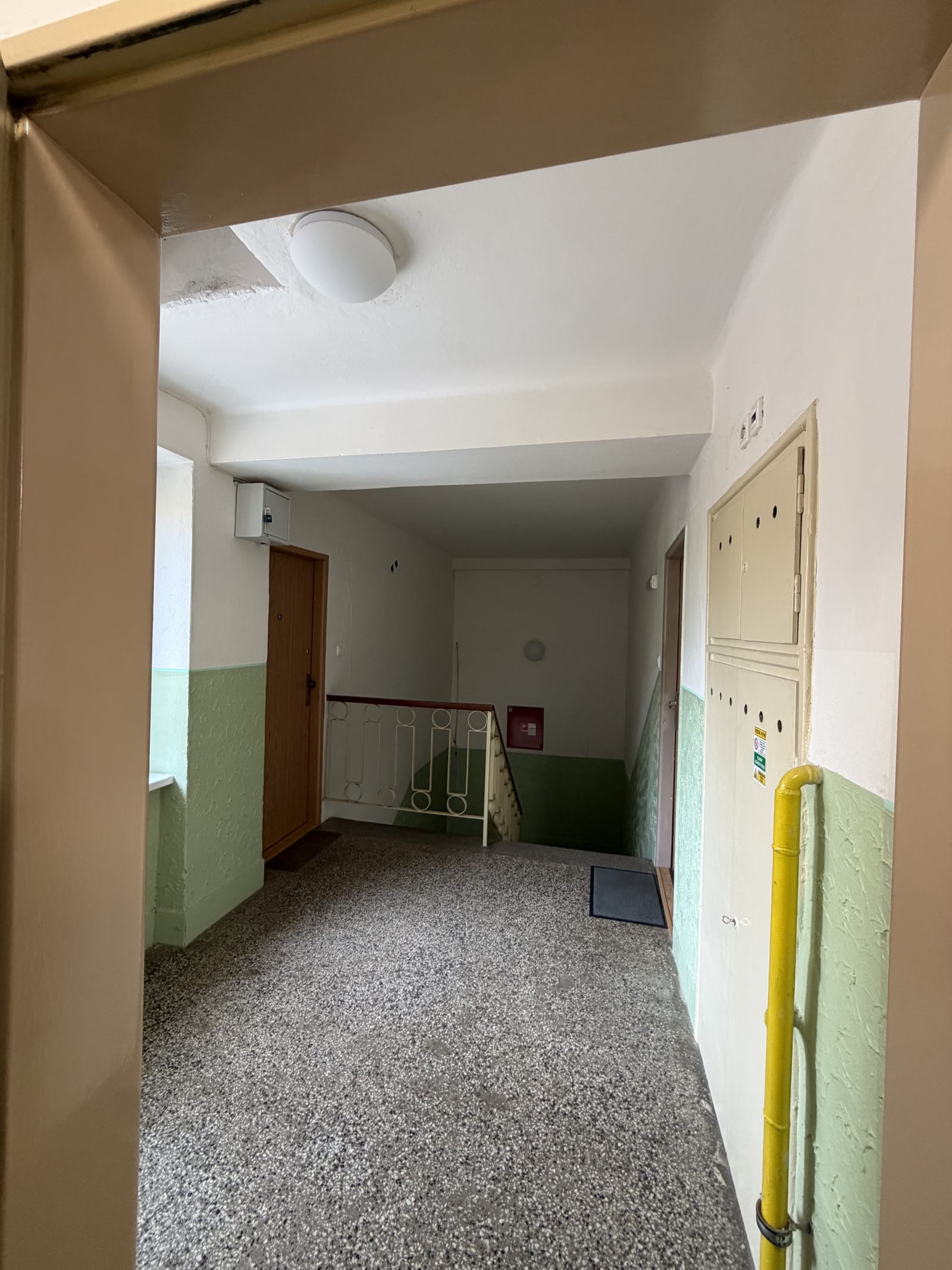 Chodba a schodisko pri byte