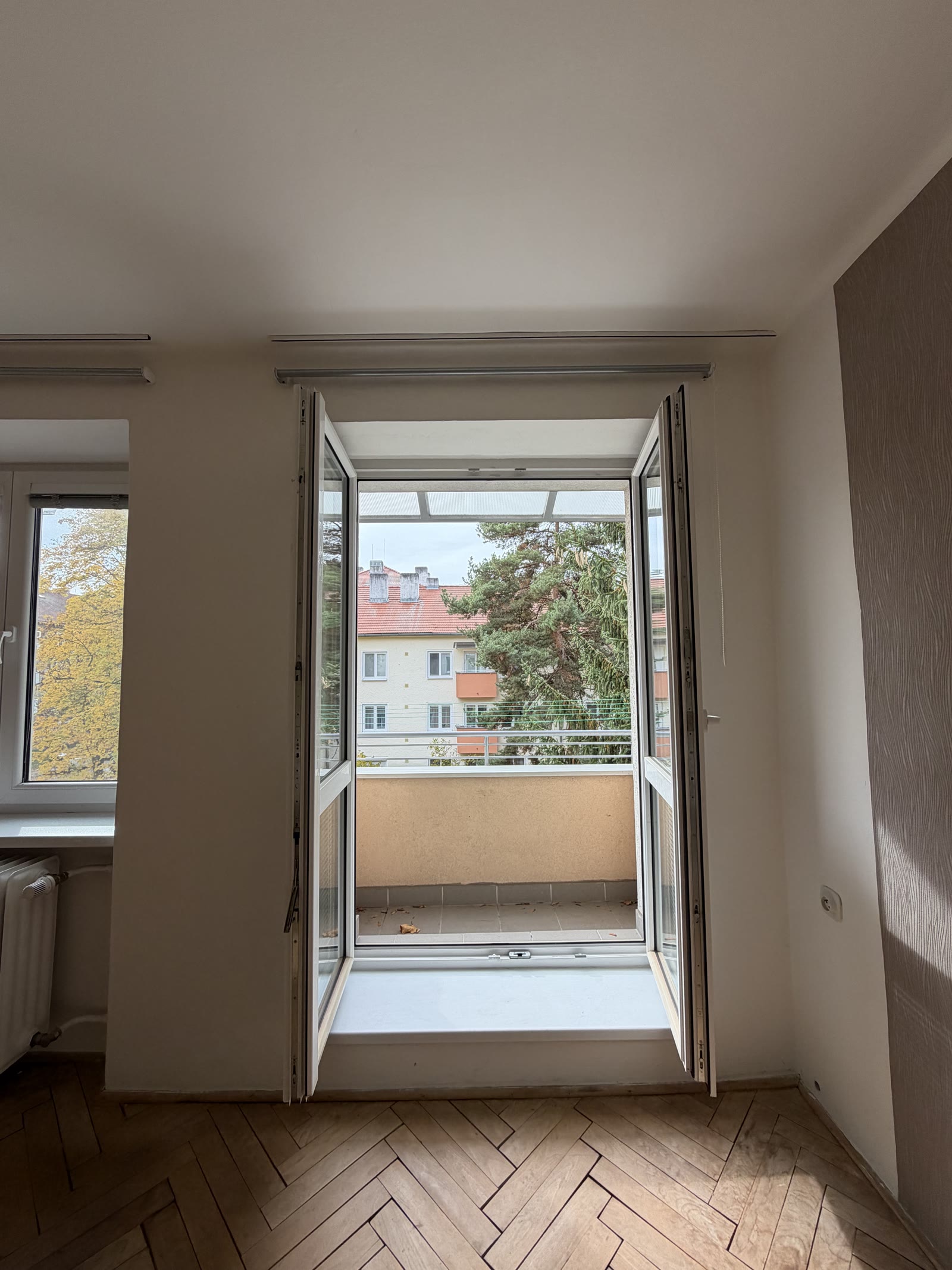 Izba s parkami a otvoreným balkónom