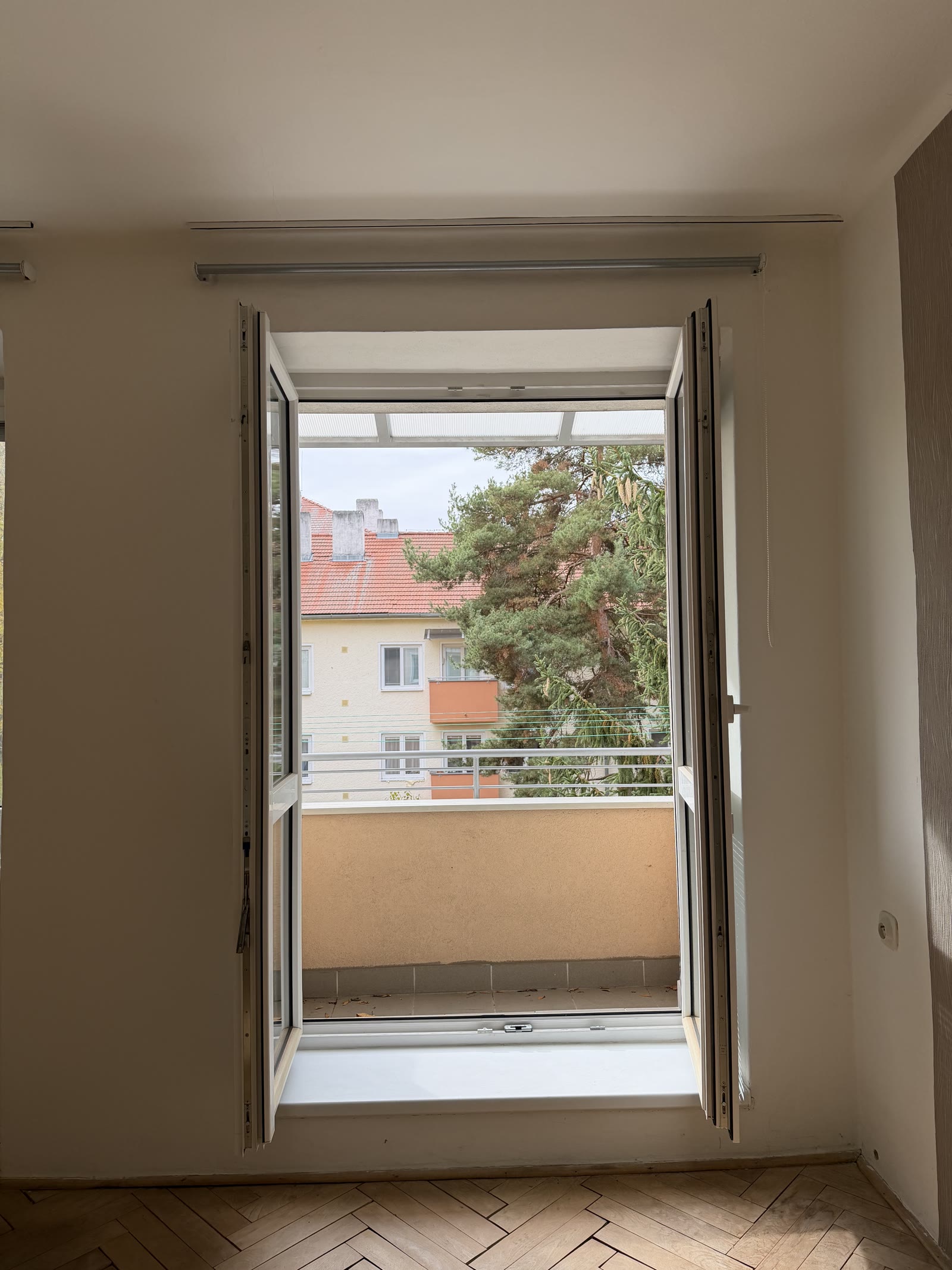 Pohľad z bytu na balkón a okolitú zástavbu Dlhé hony
